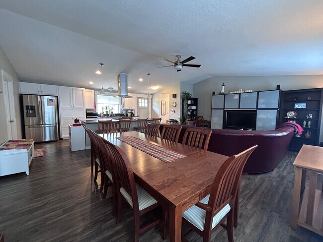 Building Photo - 3 Bedroom 2 Bath home in south Bellingham with a 2-car garage