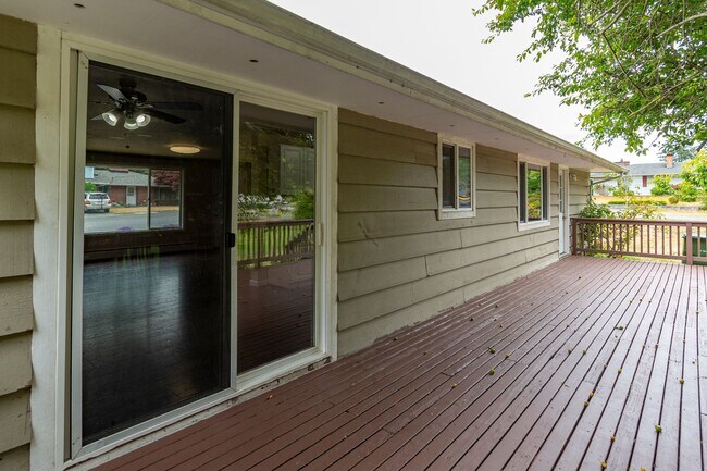 Building Photo - Spacious 4 Bed 2 Bath Home