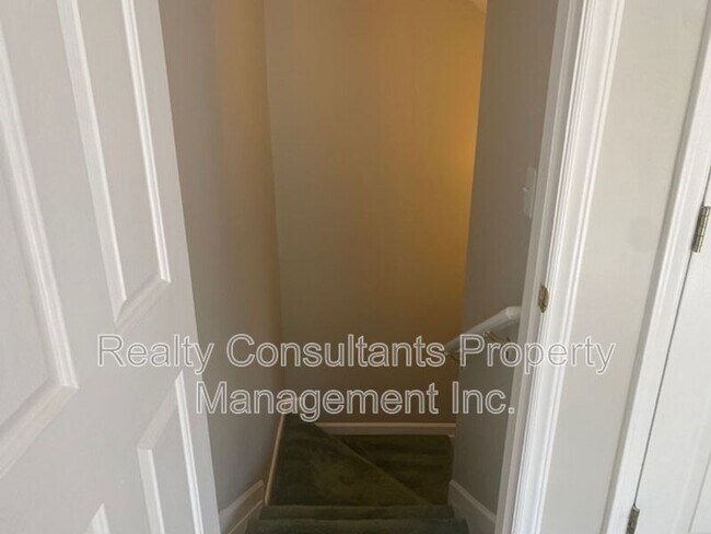 Building Photo - 96 Tannenbaum Cir