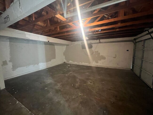 Building Photo - Floyd Ave - Duplex