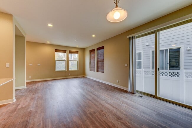 Building Photo - Beautiful 3 bed Uptown Broomfield Townhome...