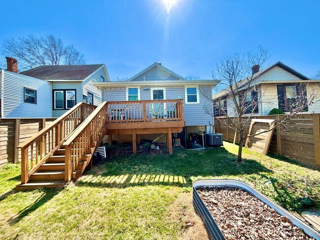 Building Photo - Beautiful Benning 3 Bedroom Renovated Bungalow Home with Yard, Parking, W/D.