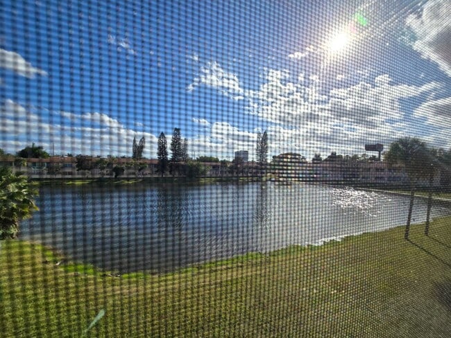 Building Photo - 2-Bed, 2-Bath Miami Condo in HOA Community – Pool, Laundry On-Site