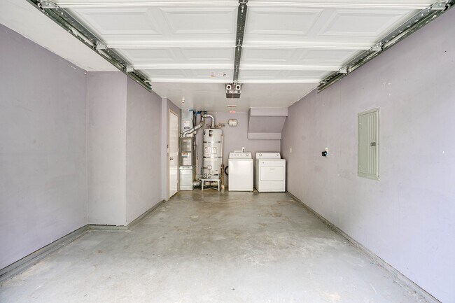 Building Photo - 9018 2nd Ave S, Seattle, WA 98108 $2,500 P...