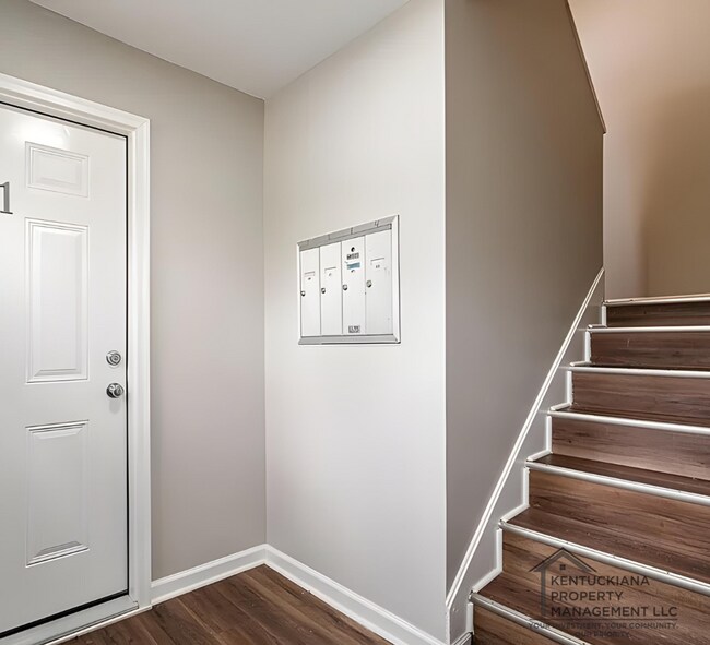 Building Photo - Renovated Spacious 2BR Apartments Near UofL & Churchill Downs!