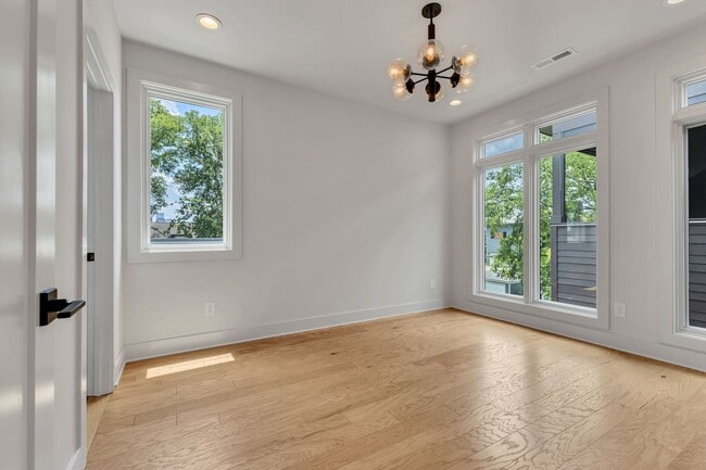 Building Photo - Stunning Salemtown Townhome With Fenced In Yard