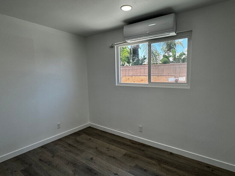 Building Photo - 4563 Bridgeview Ave