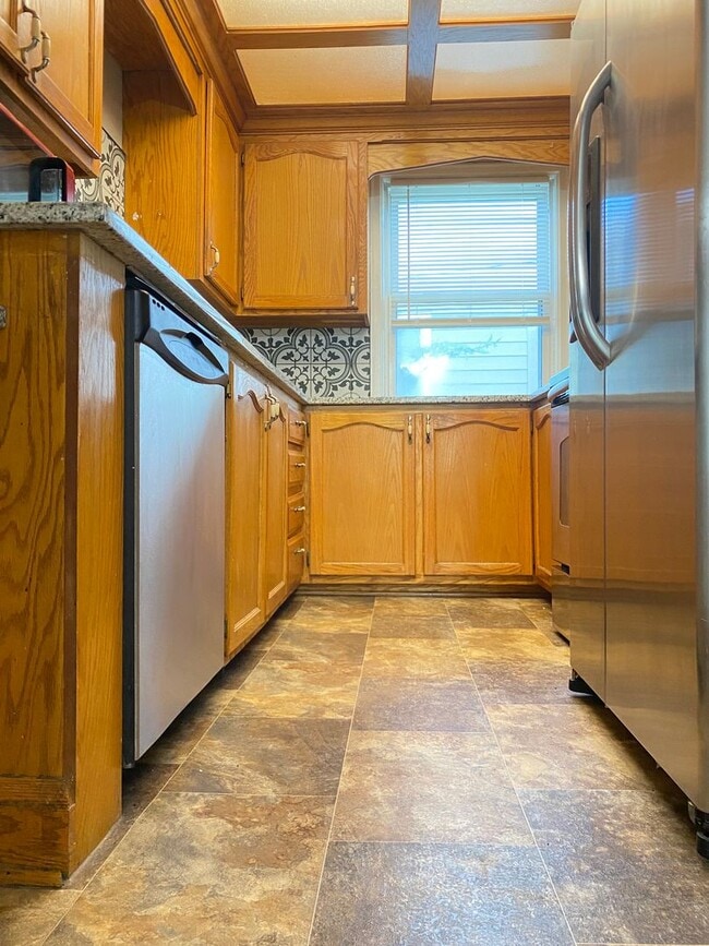 Building Photo - Large 2 bed 1 bath duplex with one car att...