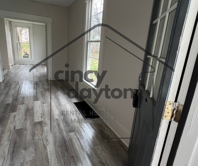 Building Photo - 110 N River St