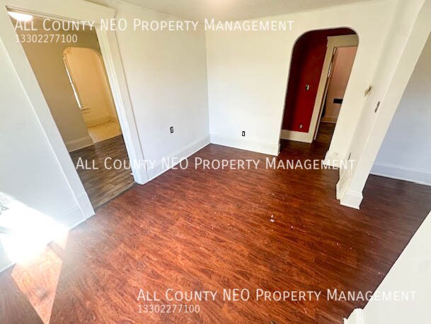 Building Photo - Charming 2-Bed Bungalow in East Akron!