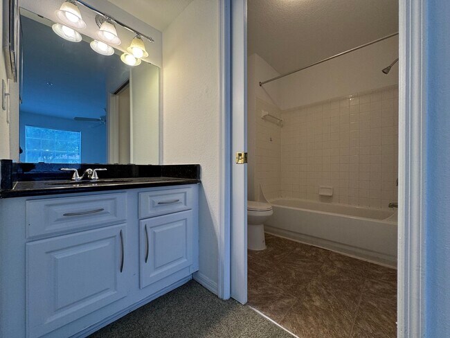 Building Photo - Metrowest 2BR/2BA Condo – Ground Floor Con...
