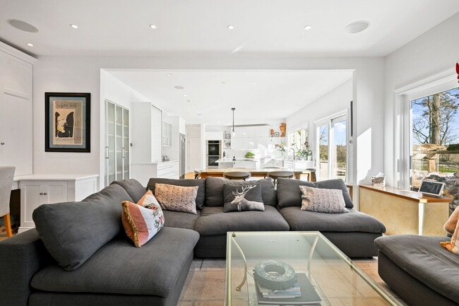 Building Photo - 367 Riversville Rd