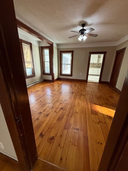 Building Photo - 17 Sunnyside Ave