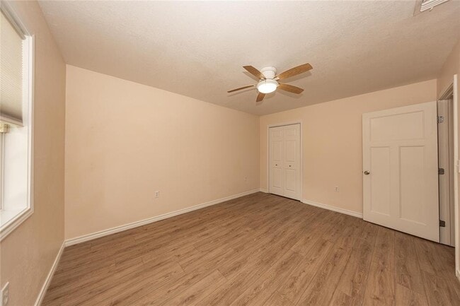 Building Photo - 400 Oak Knob Dr