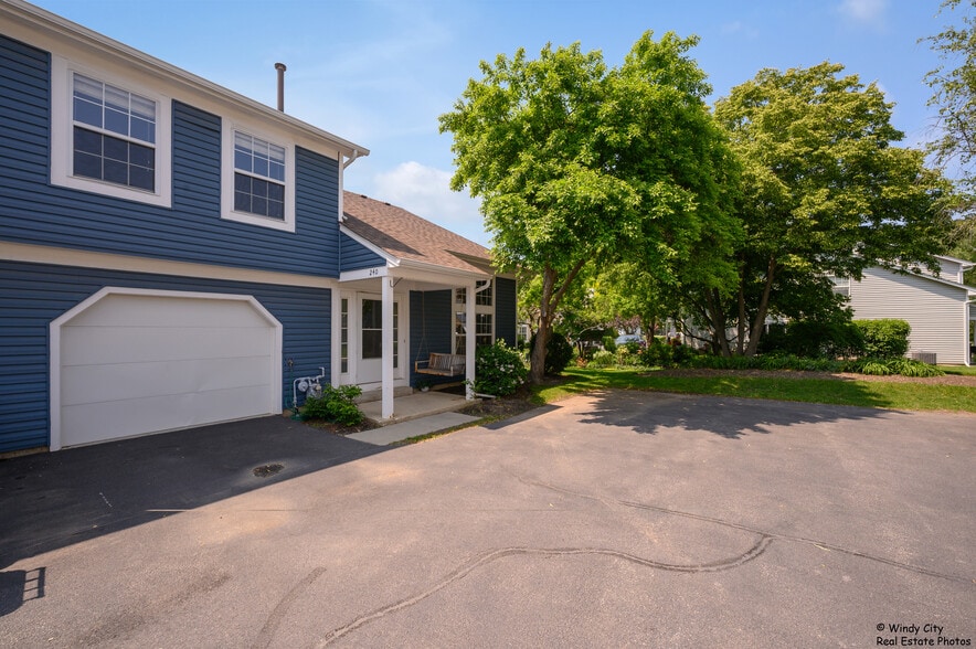 Building Photo - 240 Acorn Dr
