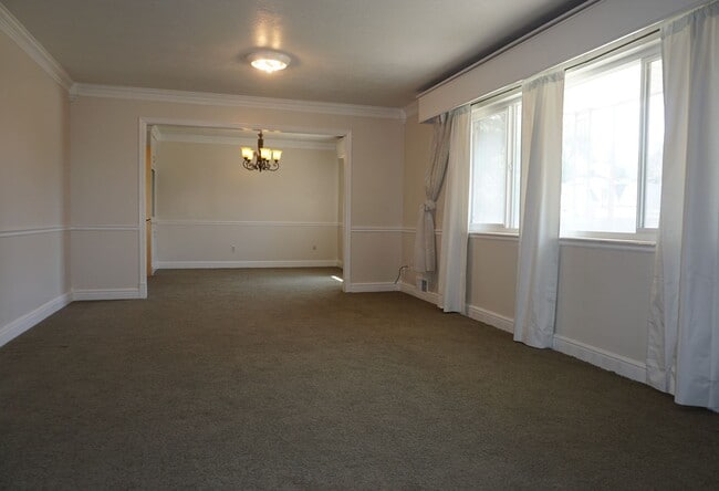 Building Photo - Murray 5 Bedroom Rambler Home