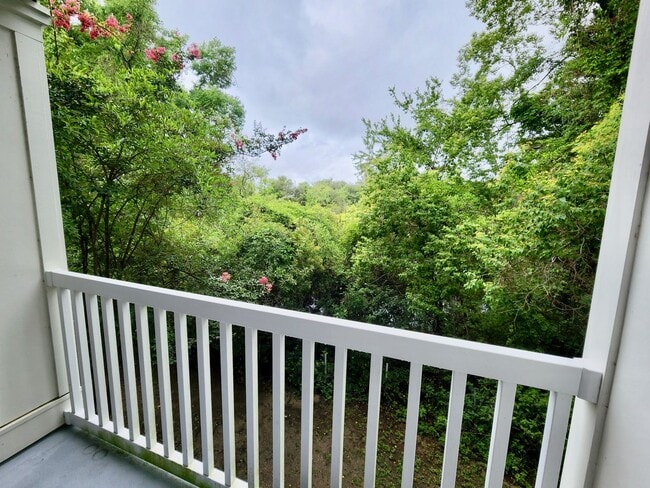 Building Photo - Two bedroom condo with garage - James Island