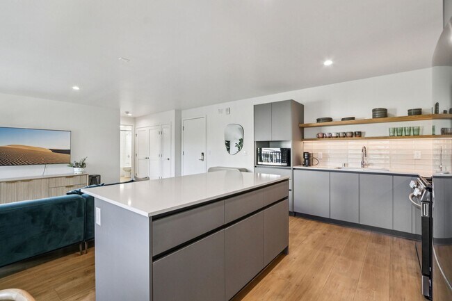 Building Photo - 1422 Tamarind Ave