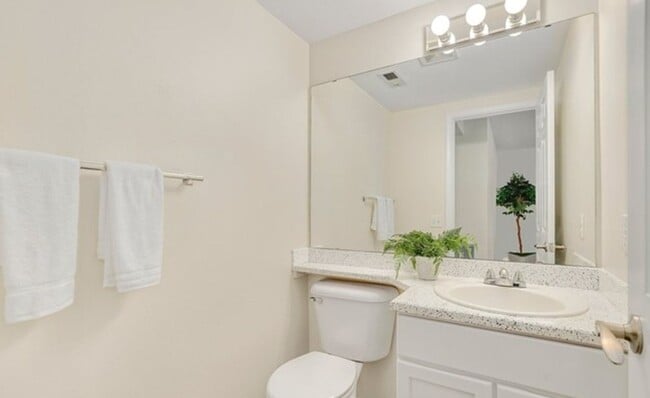 Building Photo - Spacious and Bright Home with 3 Bed and 2.5 Bath