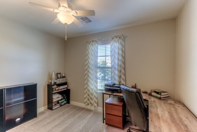Building Photo - Welcome to this charming 3 bedroom, 2 bath...