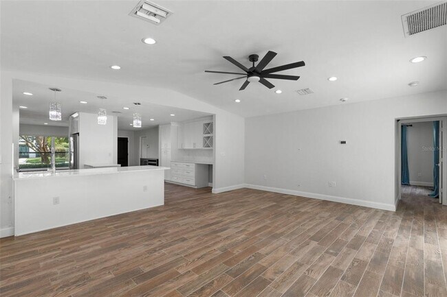 Building Photo - 731 Alda Way NE