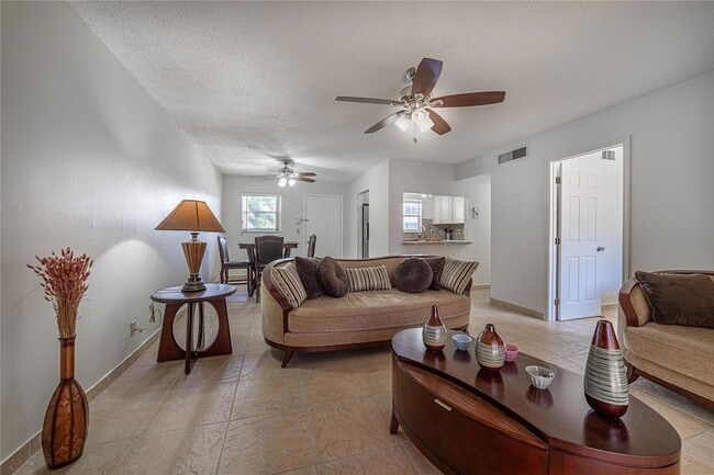 Building Photo - 701 Lori Dr