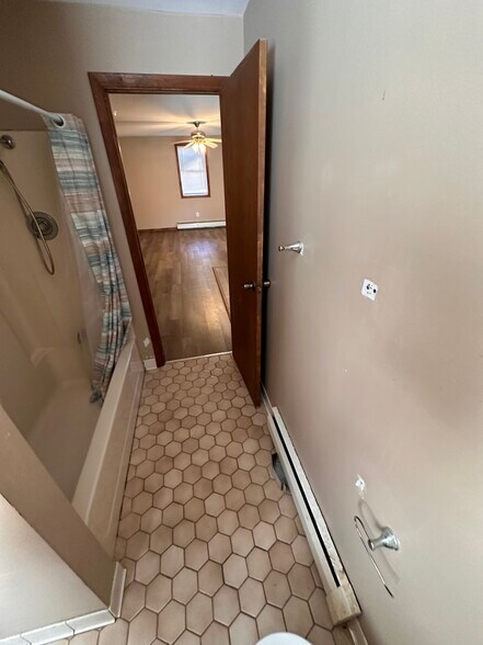 Building Photo - 117 Short St