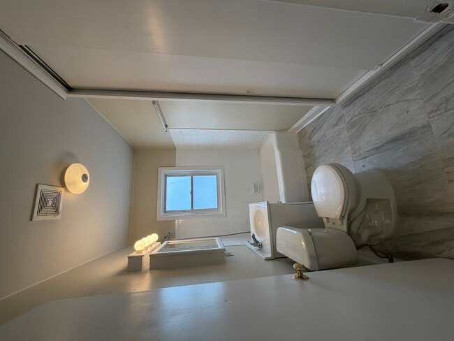 Building Photo - 538 Mills St