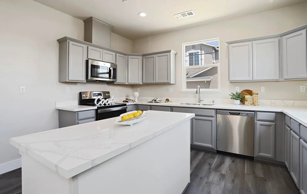 Building Photo - 1673 Bella Lago Dr