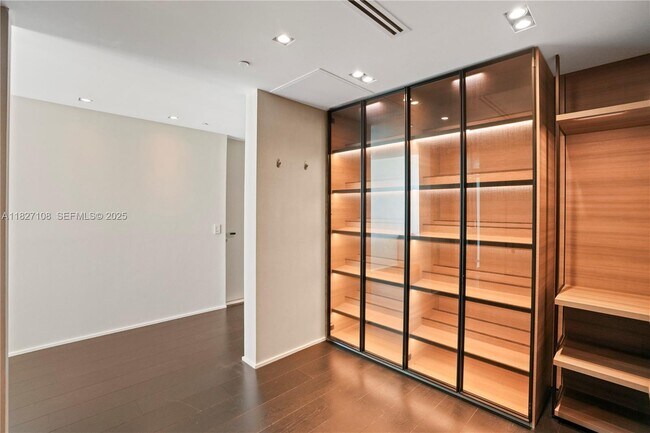 Building Photo - 650 NE 32nd St