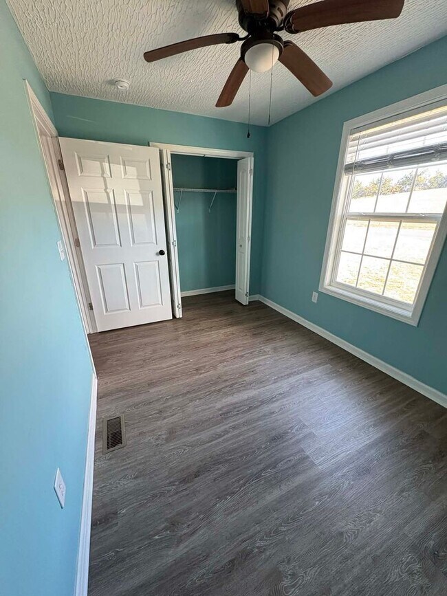 Building Photo - Country Living Home!