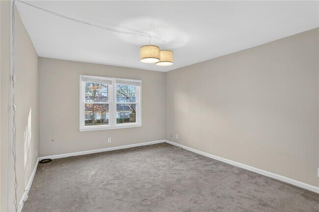 Building Photo - 80 Montre Square NW