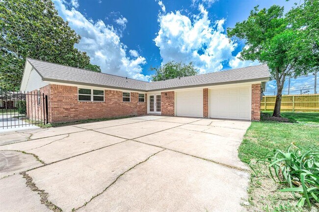 Building Photo - 2105 Cedar St