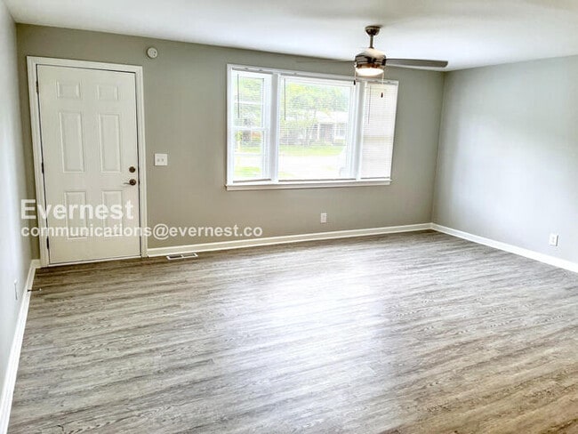 Building Photo - 3 Bed, 2 Bath Home with Off-Street Parking...