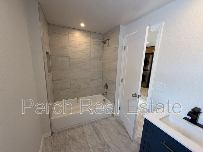 Building Photo - 105 S Kendall St