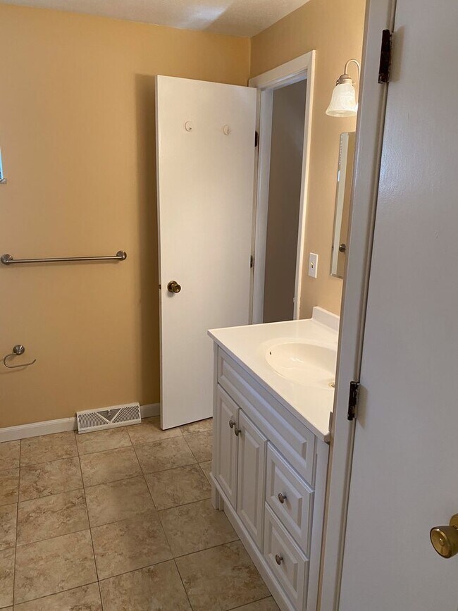 Building Photo - Beautiful Split Level House 3 bedroom 1 ba...