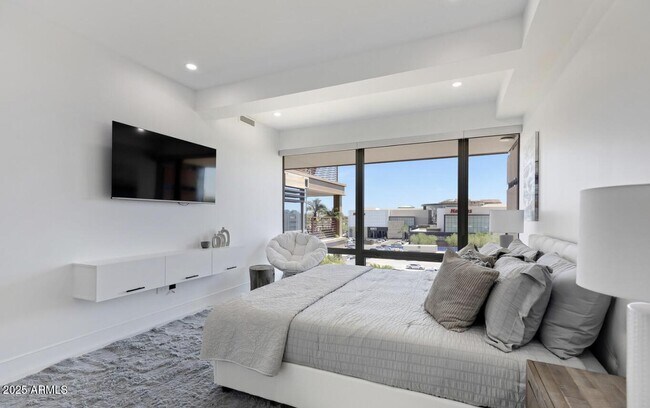 Building Photo - 7157 E Rancho Vista Dr