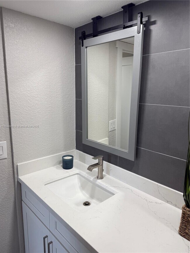 Building Photo - 9450 Poinciana Pl