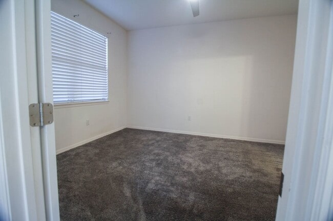 Building Photo - 224 Highland Meadows Ave