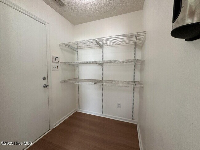 Building Photo - 237 Baytree Dr