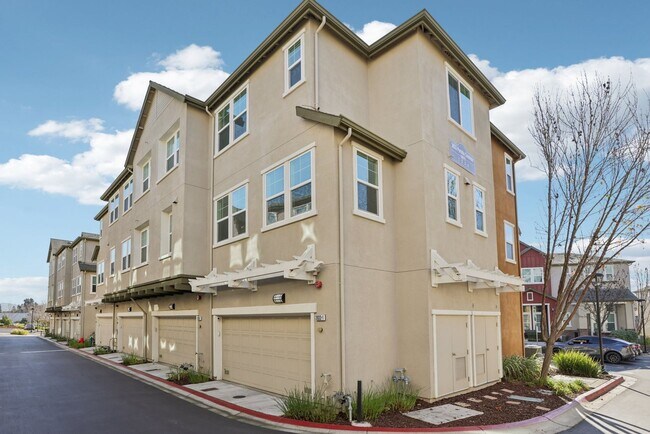 Building Photo - Beautiful Corner-Unit Townhome Near Downtown – 4 Bed | 3 baths