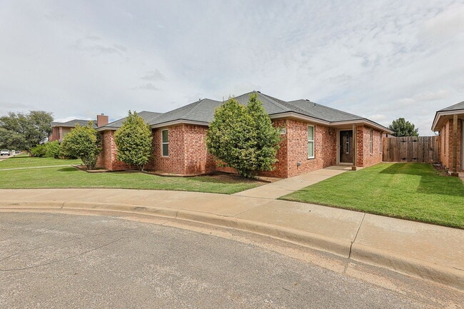 Building Photo - Don't miss this 2 Bedroom Duplex