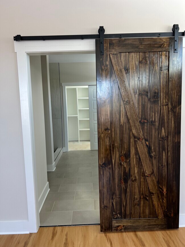 Building Photo - Clarksville Luxury home