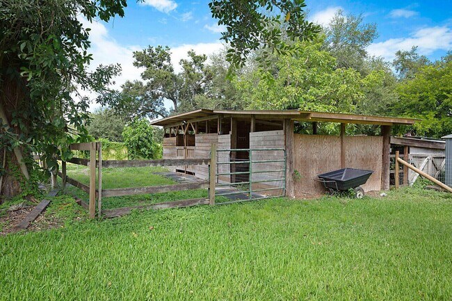 Building Photo - 359 W D Rd