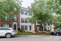 Building Photo - 9618 Blossom Hill Dr