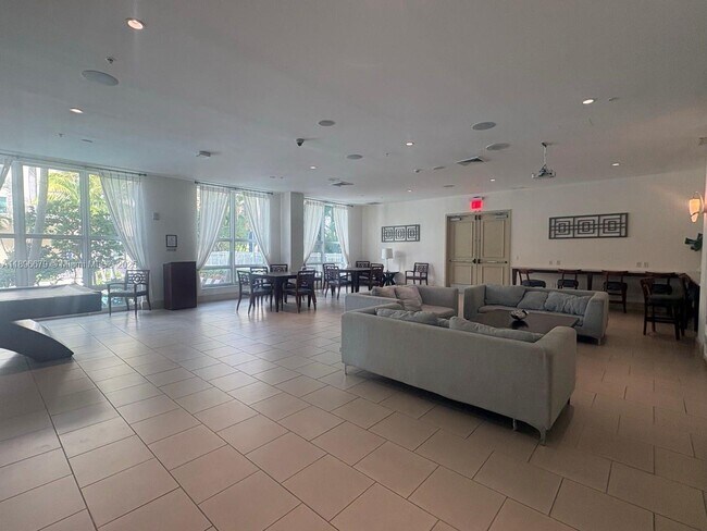 Building Photo - 2000 N Bayshore Dr