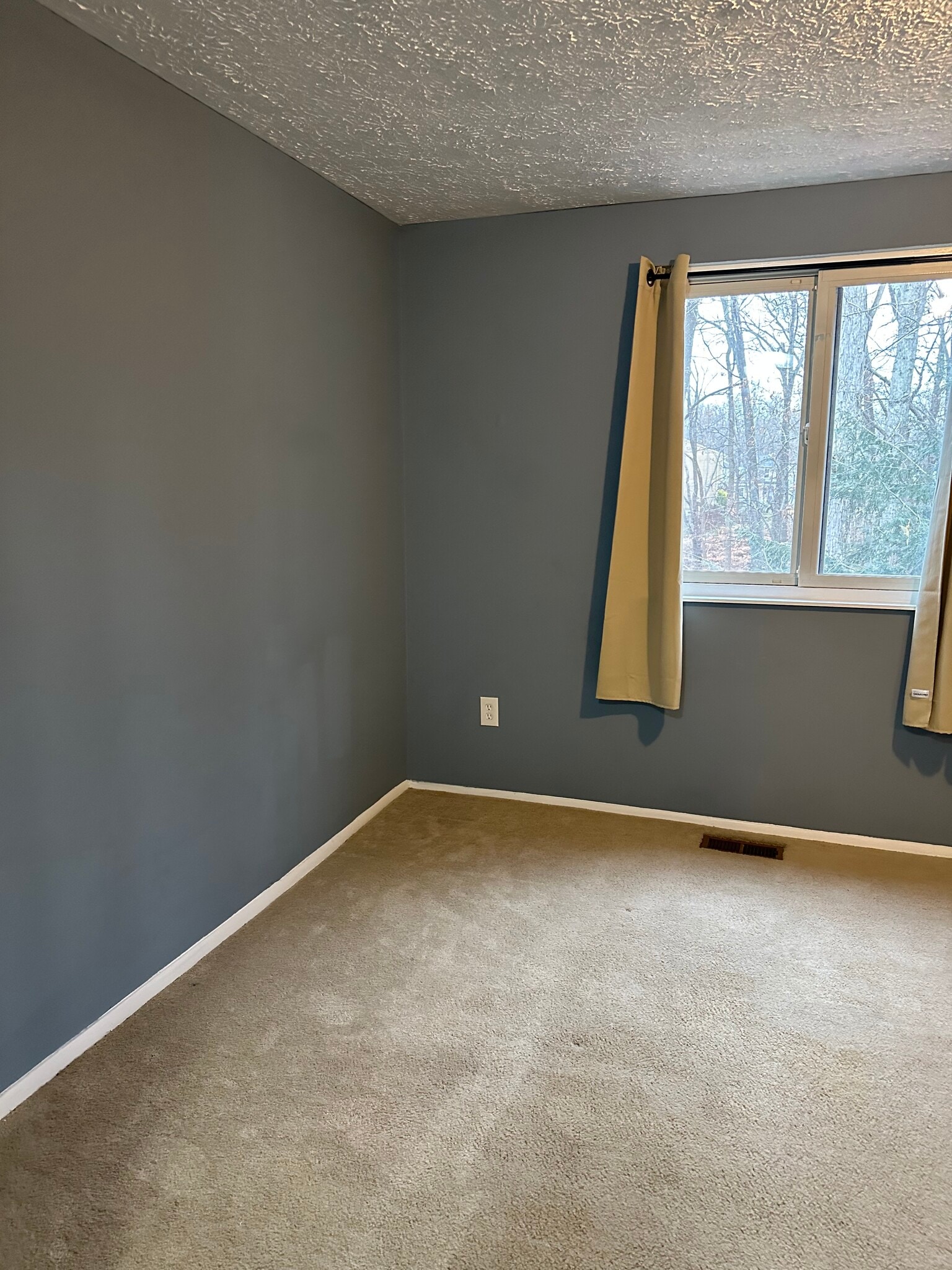 Building Photo - 8018 Grandview Ct