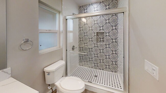 Building Photo - Remodeled 3 BR 1 BA!