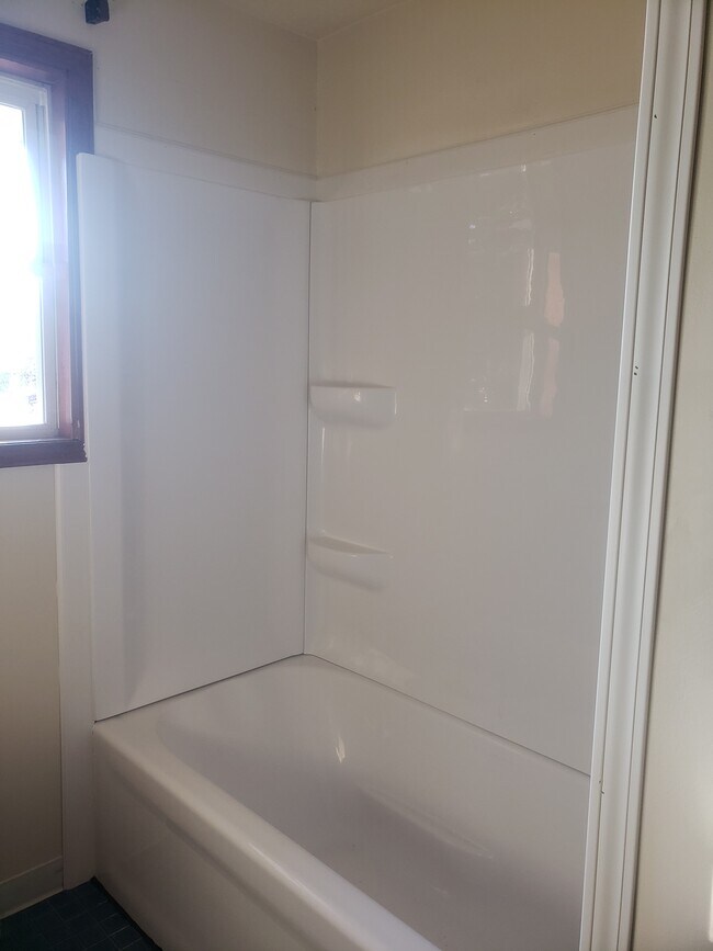 Building Photo - 817 Iroquois Ave