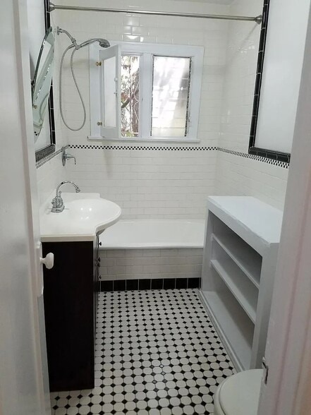 Building Photo - 927 Havenhurst Dr
